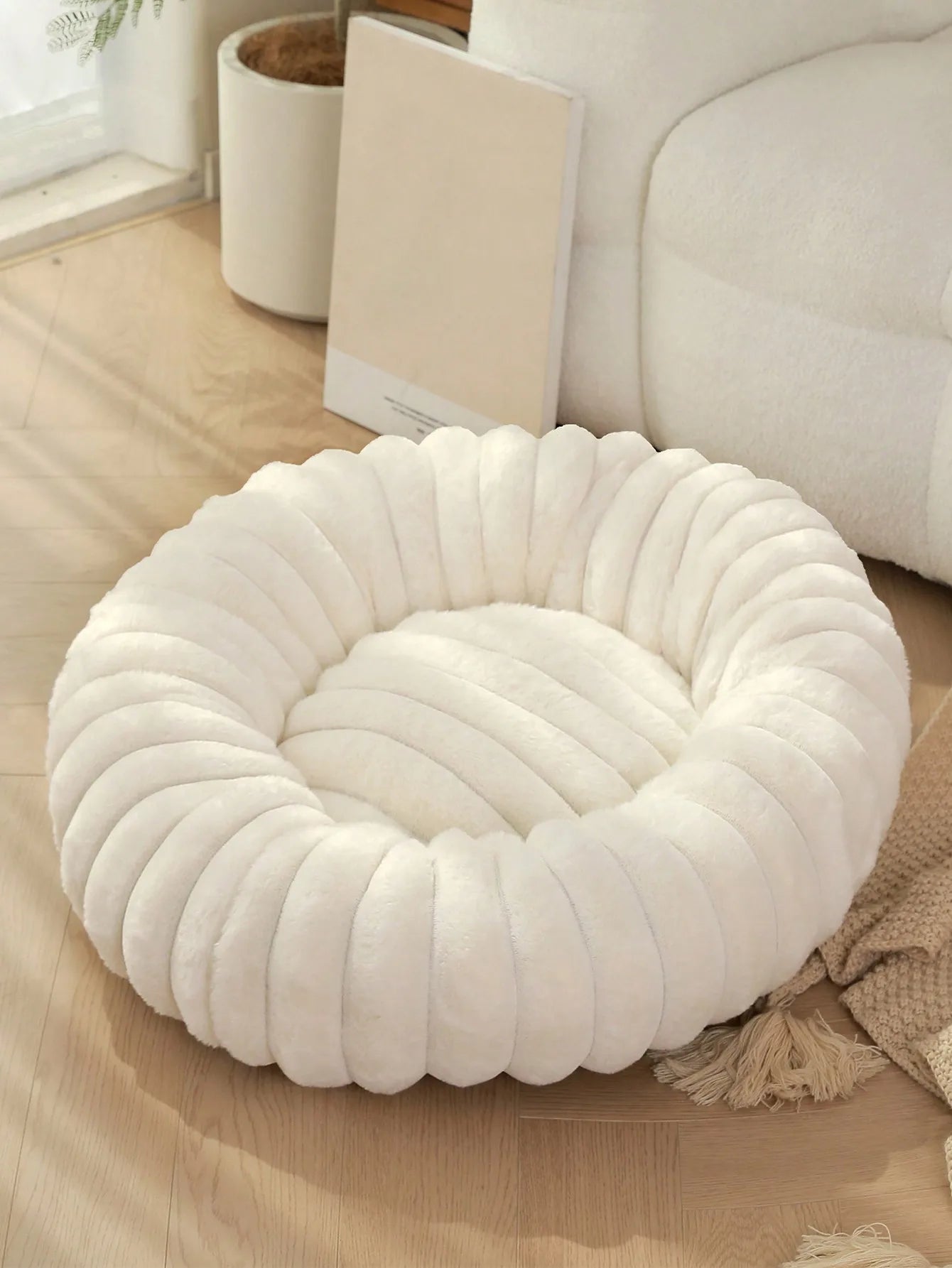 Indoor Luxurious Plush Pet Nest Bed For Cats And Dogs